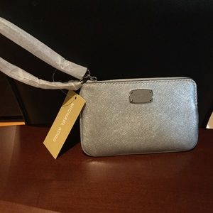 ⭐️Host Pick⭐️Michael Kors Jet Set Silver Wristlet
